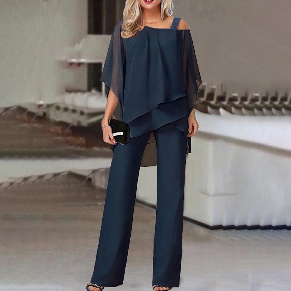 Completo donna due pezzi chic con spalle scoperte, design moderno per un look sofisticato.