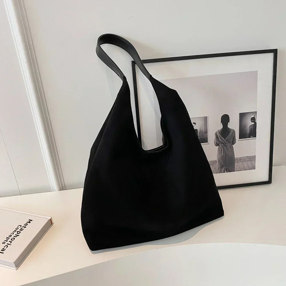 Borsa tote marrone in scamosciato, un accessorio essenziale e di classe per la donna moderna.