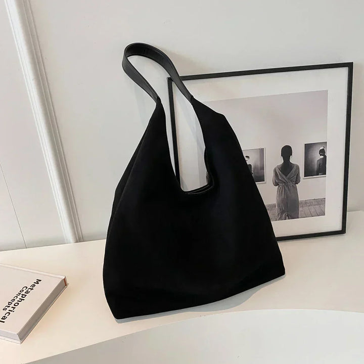 Borsa tote marrone in scamosciato, un accessorio essenziale e di classe per la donna moderna.
