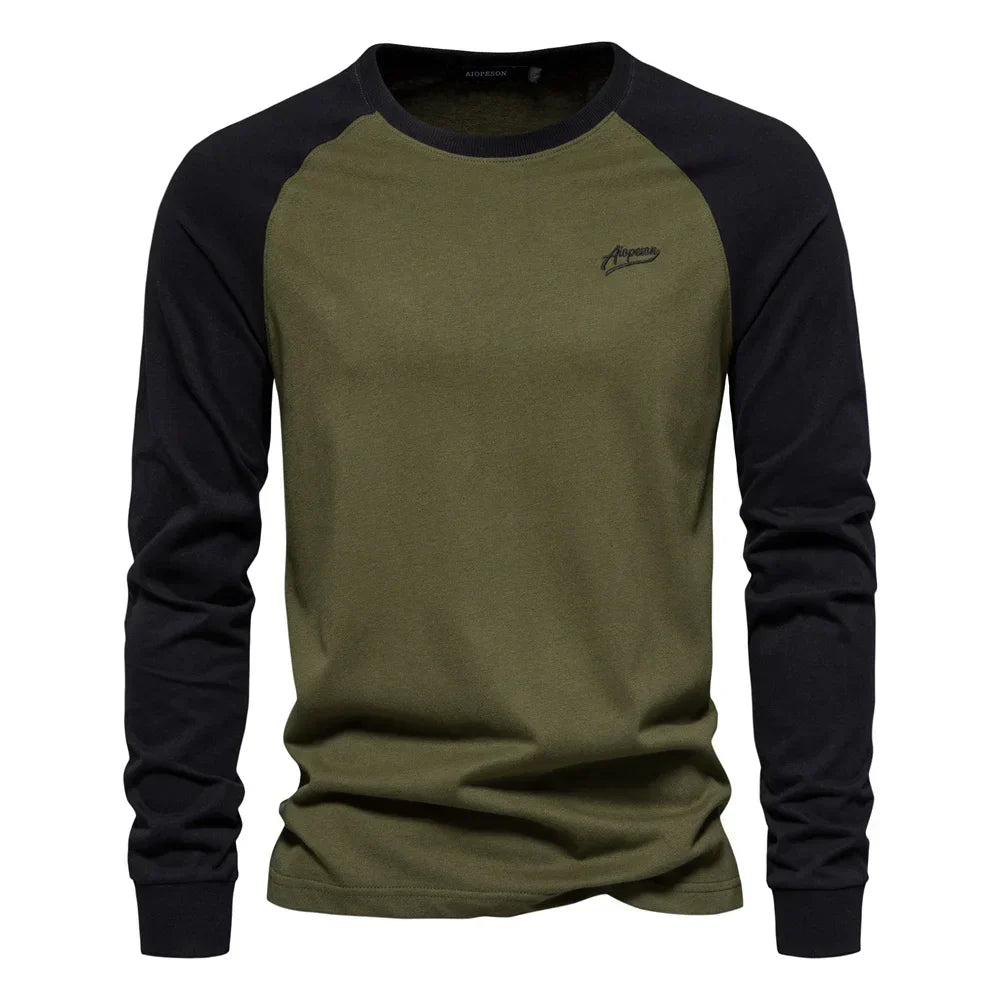 Elegante camicia uomo slim fit autunnale, con maniche raglan e lunghezza sulle maniche per un look versatile.