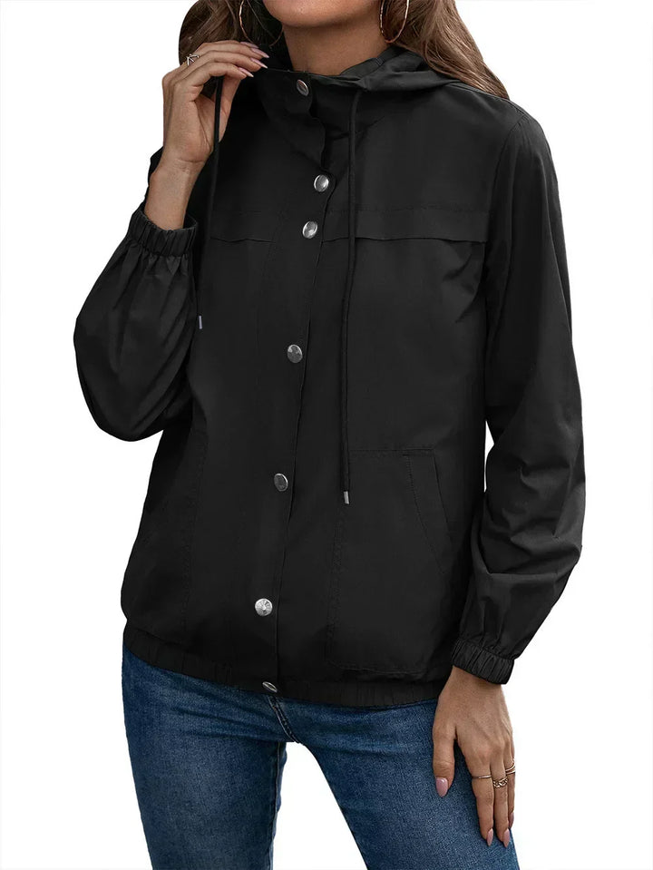 Cappotto trench donna lungo e impermeabile con cappuccio, ideale per eleganza casual e protezione dal maltempo.