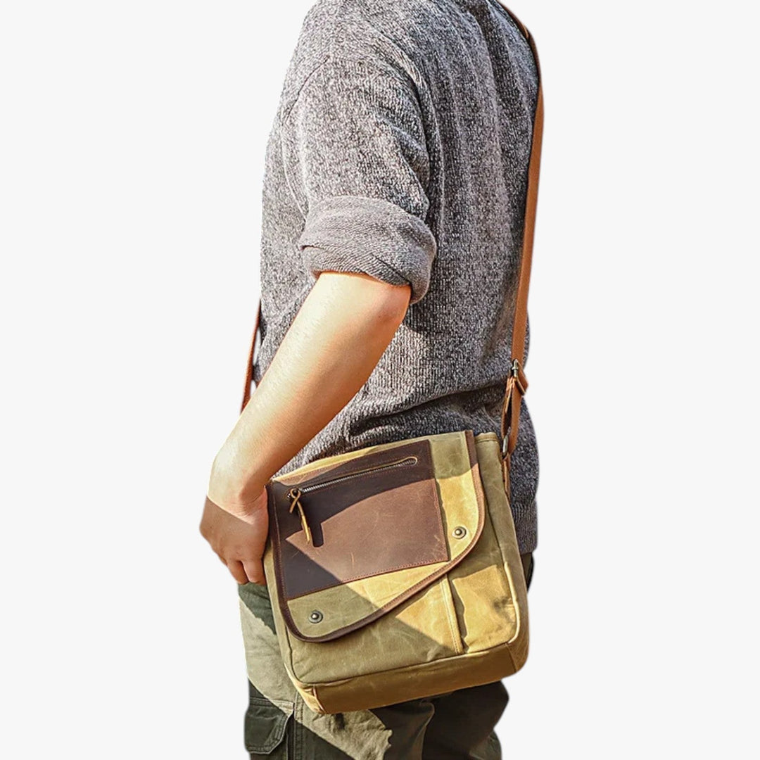 Borsa messenger uomo gialla multitasche per un look casual e funzionalità in città o in viaggio.