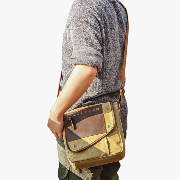 Borsa messenger uomo gialla multitasche per un look casual e funzionalità in città o in viaggio.