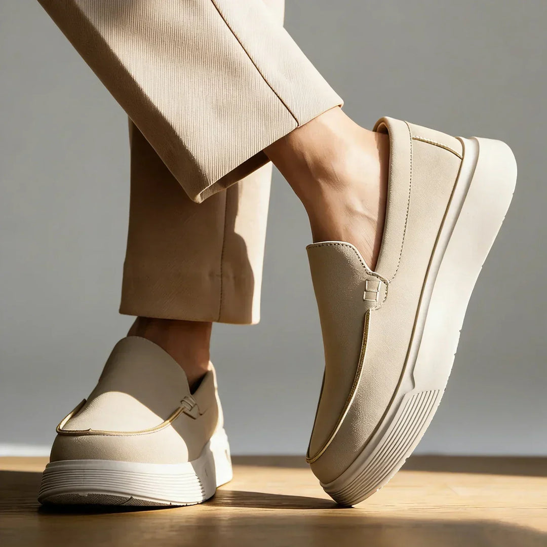 Dettaglio suola ammortizzata su mocassini uomo neri slip-on. Scarpe ortopediche per comfort e stile casual.