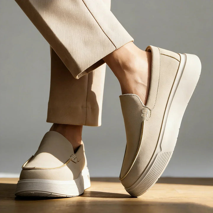 Dettaglio suola ammortizzata su mocassini uomo neri slip-on. Scarpe ortopediche per comfort e stile casual.