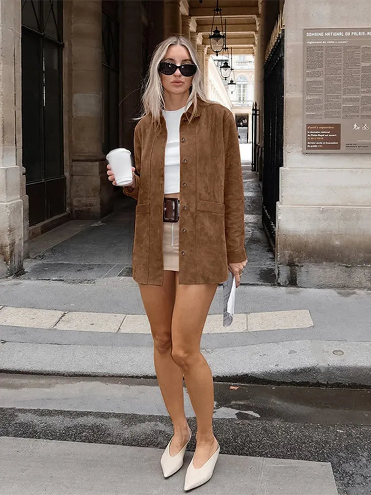 Giacca donna con risvolto, stile autunnale, versatile per outfit casual ed eleganti.