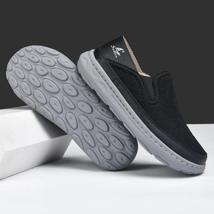 Mocassini casual uomo verdi militari slip-on, trapuntati per massimo comfort e flessibilità.