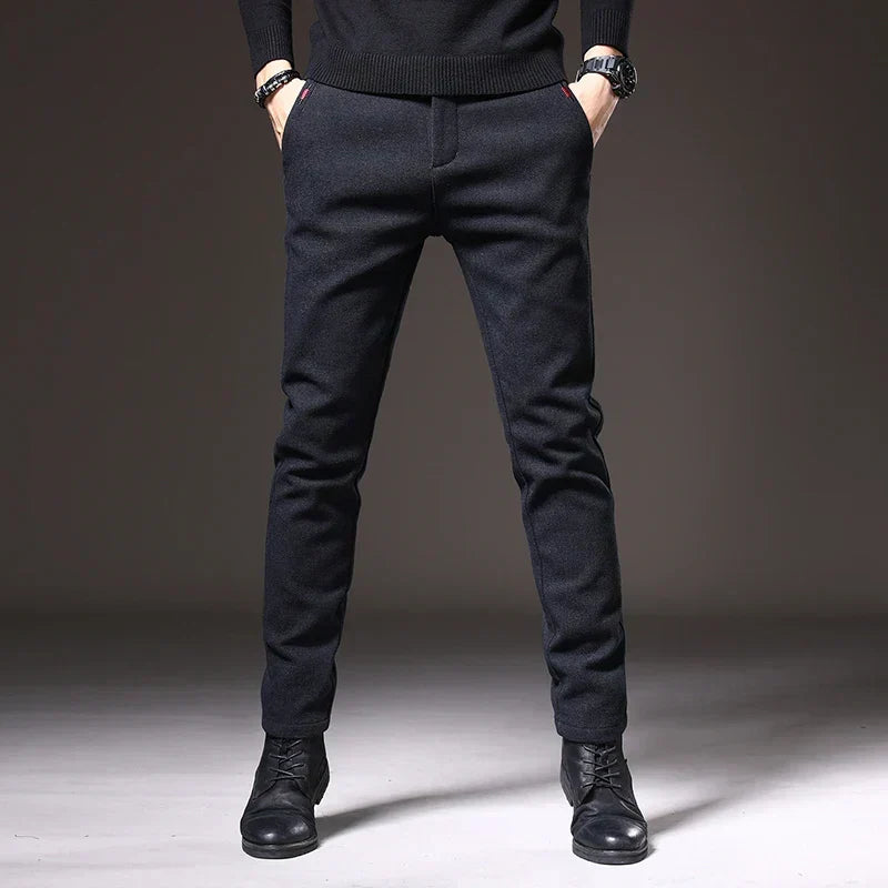 Pantaloni slim fit uomo che esaltano la figura, moderni e sofisticati per ogni occasione e stagione.