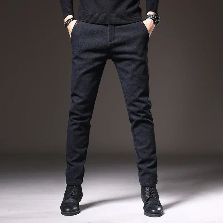 Pantaloni slim fit uomo che esaltano la figura, moderni e sofisticati per ogni occasione e stagione.