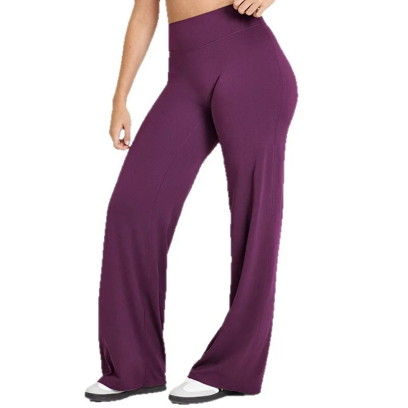 Modello di pantaloni donna a vita alta, gamba ampia, ideali per yoga, pilates o outfit casual chic.