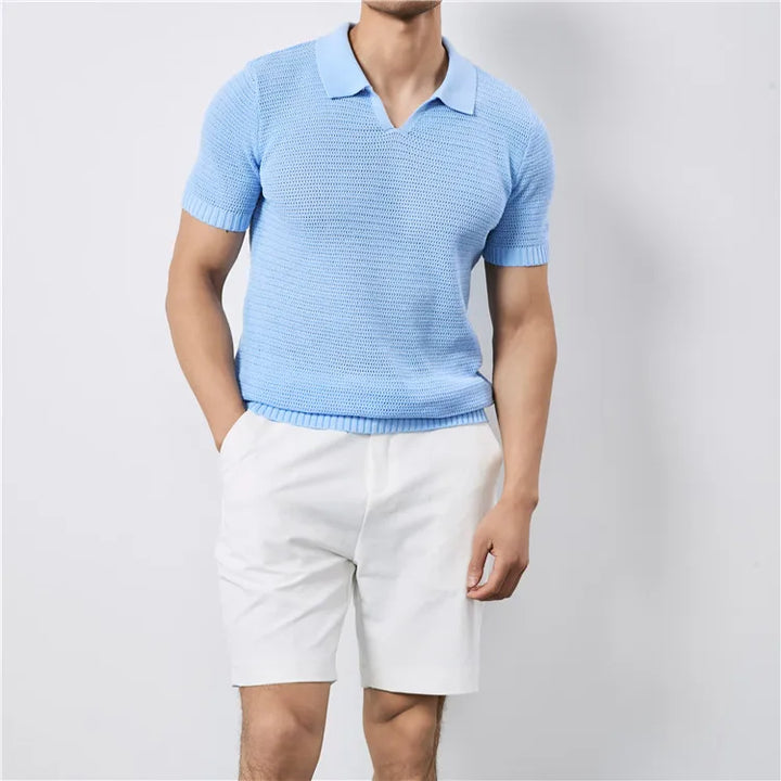 Polo uomo estiva con scollo a V profondo, manica corta. Per un look fresco e disinvolto con eleganza.