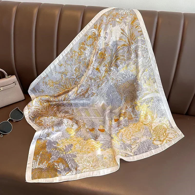 Foulard chic per donna, in raso satinato con stampa esclusiva, accessorio versatile.