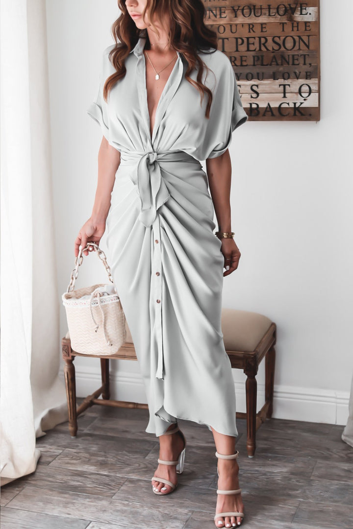 Maxi abito elegante con bottoni, stile versatile, moda donna estiva.