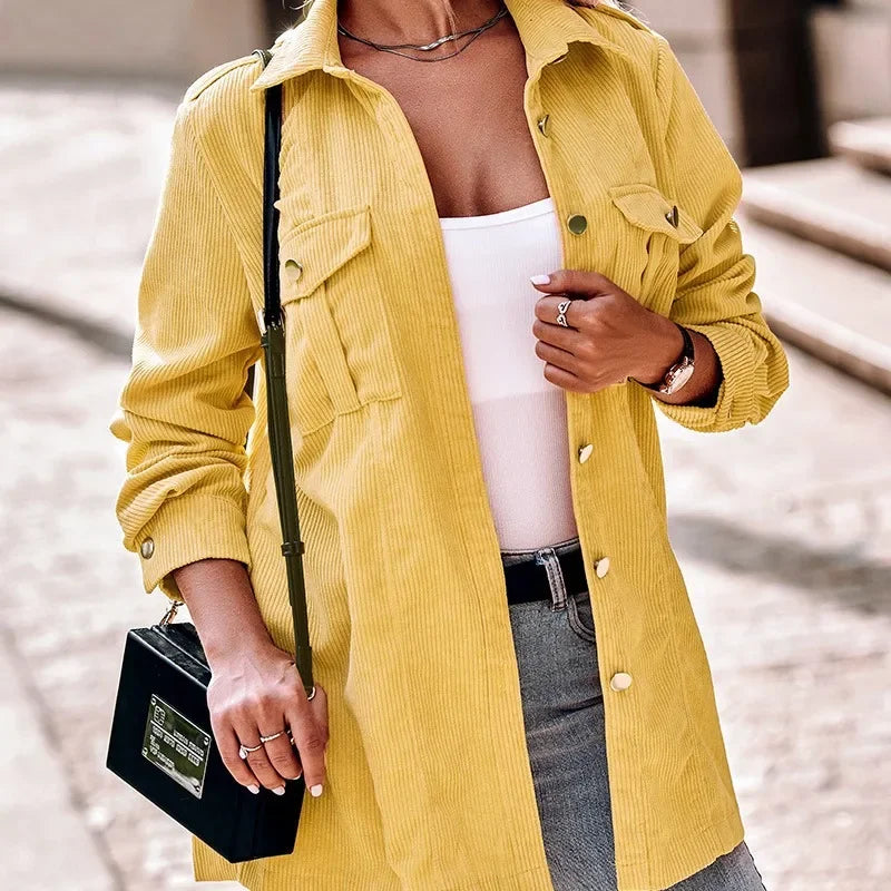 Giacca casual da donna in velluto a coste gialla, moderna e confortevole, perfetta per outfit quotidiani vivaci.