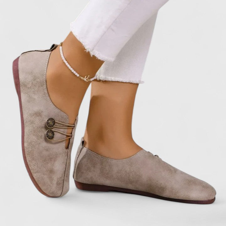 Mocassini aperti da donna con design slip-on, suola flessibile per comfort duraturo, ideali per moda primavera-estate.