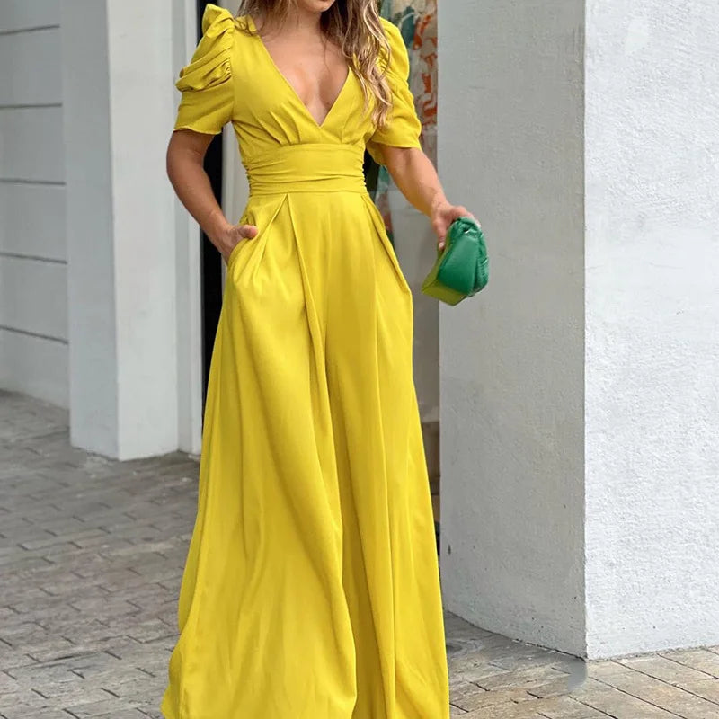 Moda donna: tuta elegante con scollo a V, maniche a palloncino. Ideale per un look sofisticato e di tendenza.