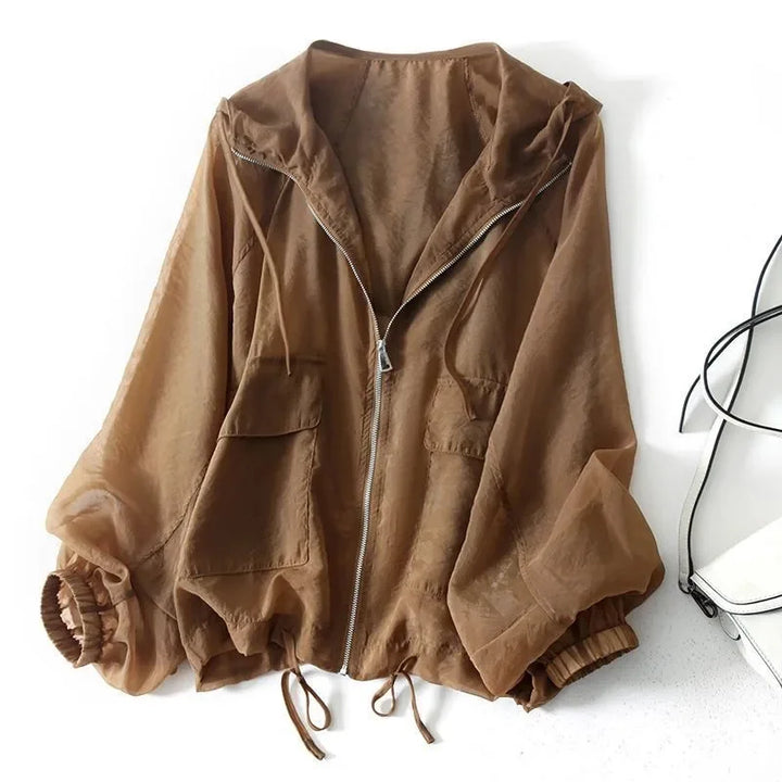 Giacca impermeabile da donna con cappuccio, stile moderno, ideale per outdoor e mezza stagione.
