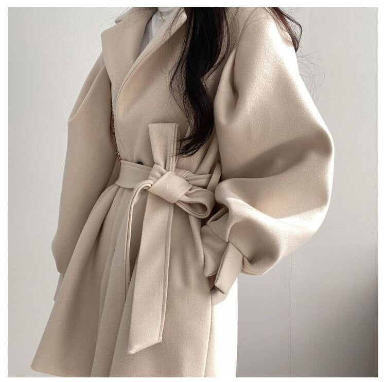 Moda donna: giacca midi elegante, perfetta per un look raffinato. Abbigliamento femminile versatile.