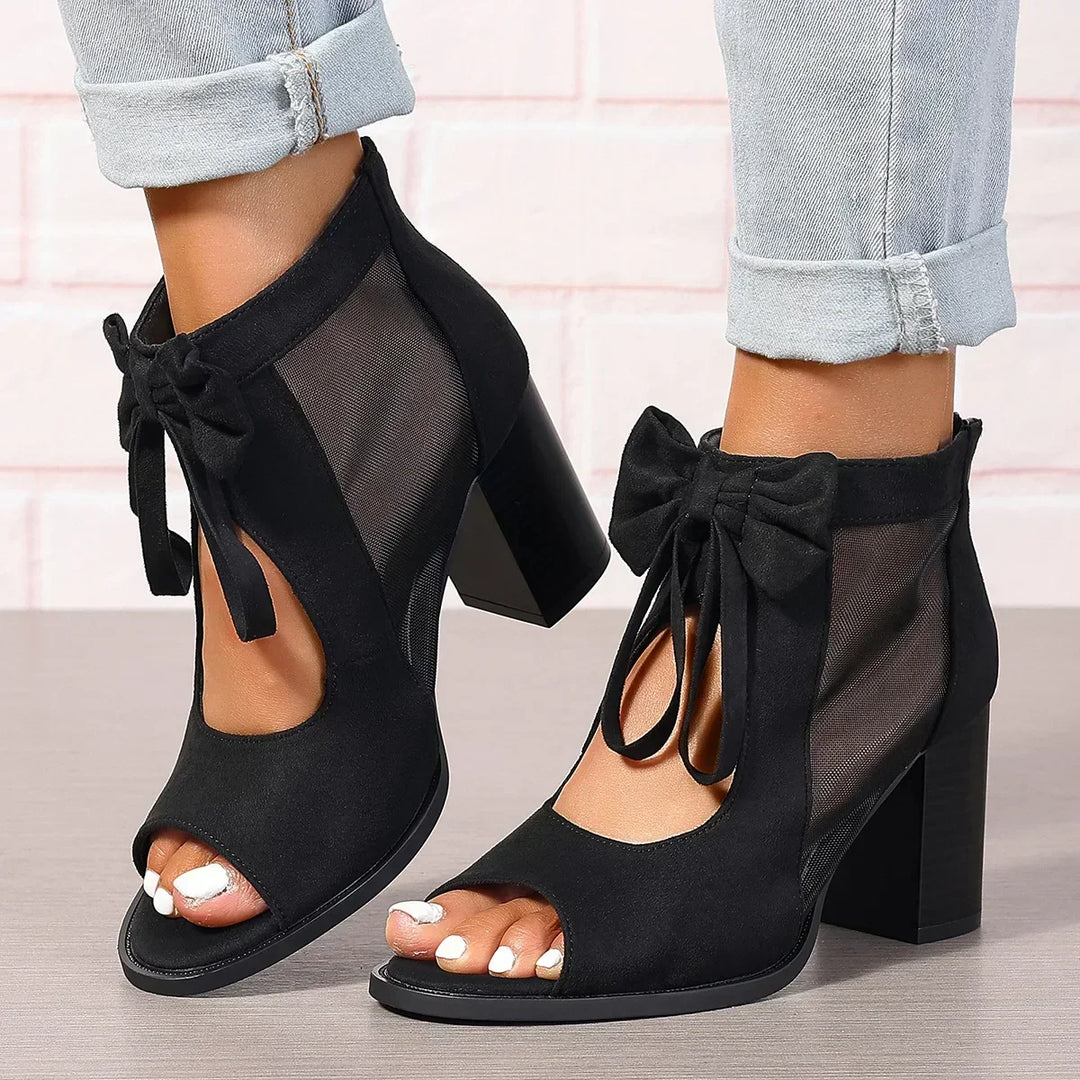 Sandali donna con tacco a blocco, fiocco in raso e dettagli in rete. Scarpe estive eleganti, disponibili taglie grandi.