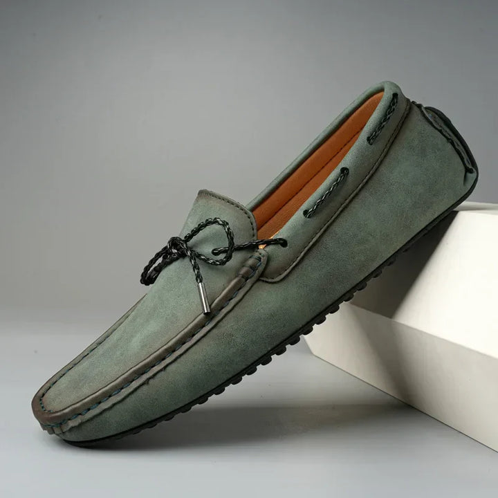 Mocassini uomo slip-on neri, comodi con suola flessibile. Ideali per il passeggio casual e il comfort quotidiano.