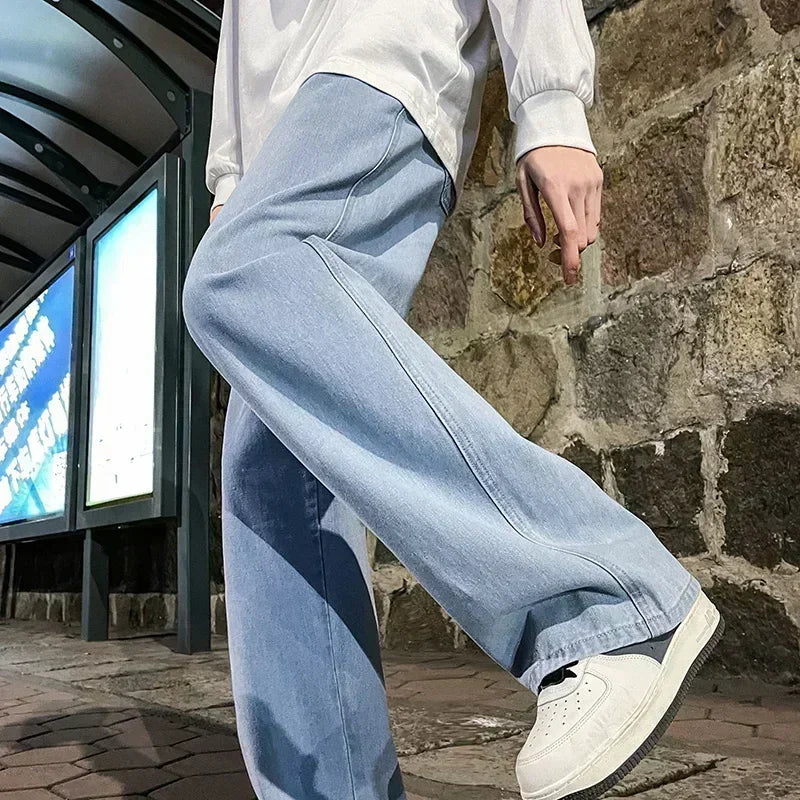 Modello indossa jeans larghi blu da uomo, pantaloni a gamba larga per un look streetwear versatile.