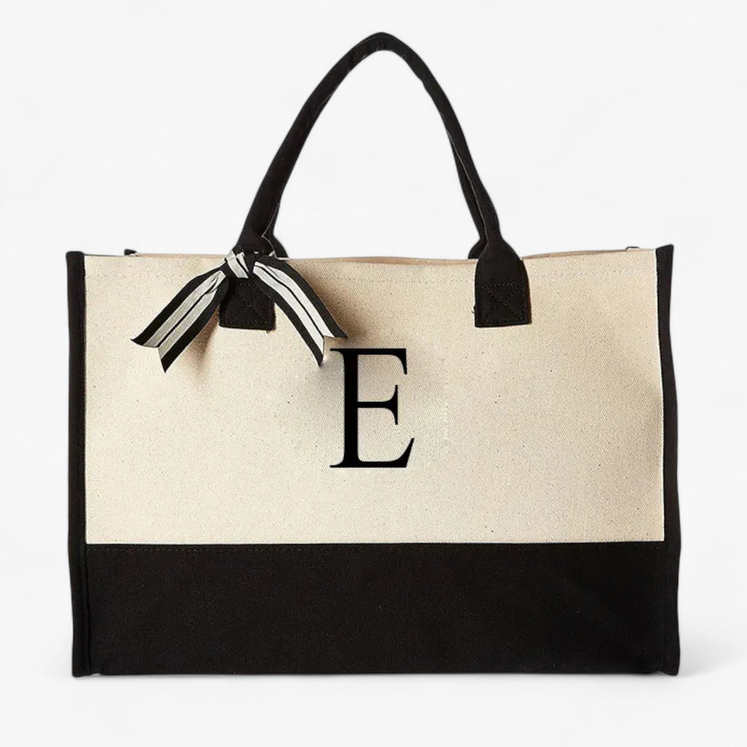 Tote bag personalizzabile con iniziale. Borsa grande da donna, colori beige e nero, stile unico.
