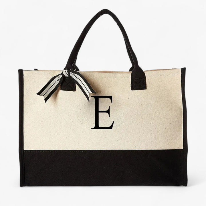 Tote bag personalizzabile con iniziale. Borsa grande da donna, colori beige e nero, stile unico.