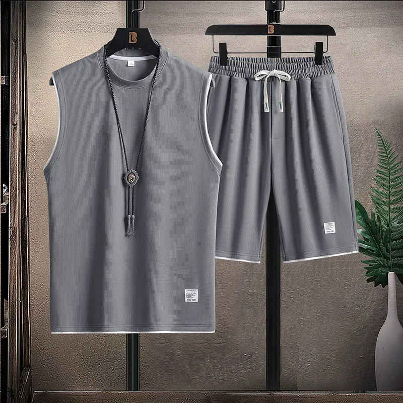 Completo estivo uomo due pezzi casual, canotta e pantaloncini nido d'ape con coulisse per relax e moda mare.