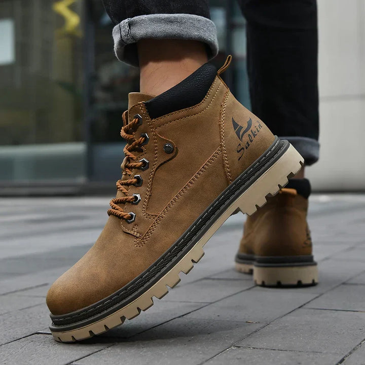 Scarpe da uomo invernali, design robusto e comfort duraturo, adatte per avventure e città.