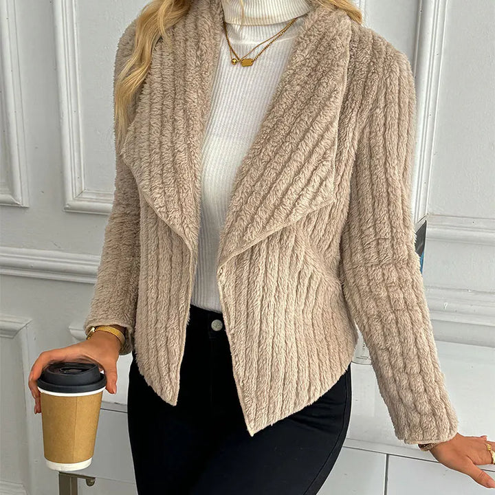 Moda femminile: gilet donna beige a costine, essenziale per layering. Un capo comodo e trendy.