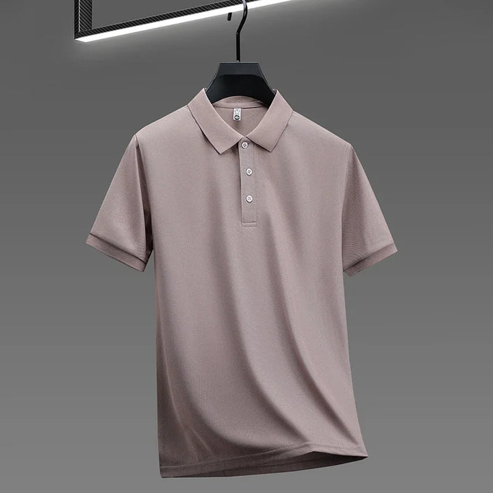Polo uomo elegante e versatile, maniche corte. Perfetta per look casual quotidiani, offre stile e comfort.