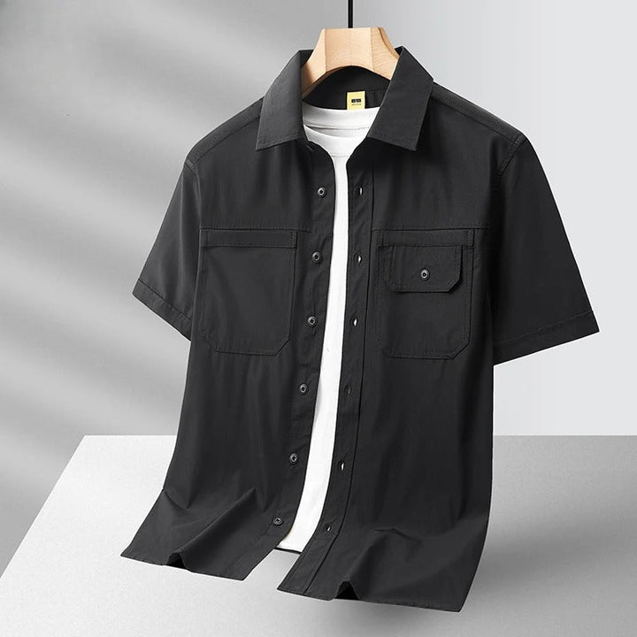 Elegante camicia uomo a maniche corte, stile sartoriale con doppie tasche. Ideale per la primavera-estate.