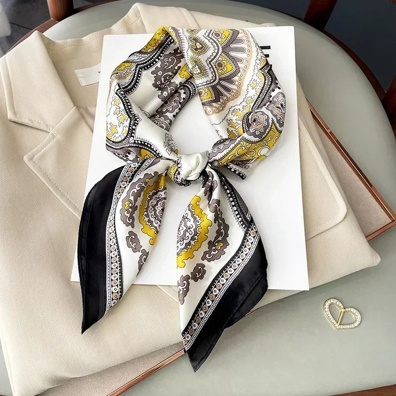 Foulard raffinato donna, raso satinato, stampa floreale, accessorio versatile.