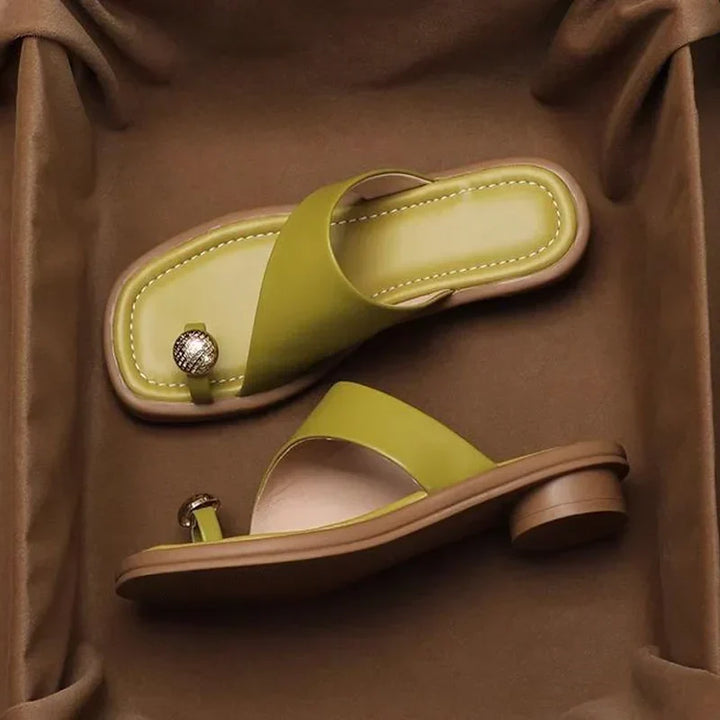 Sandali donna estivi con tacco largo stabile e cinturini regolabili, perfetti per comfort e stile quotidiano.