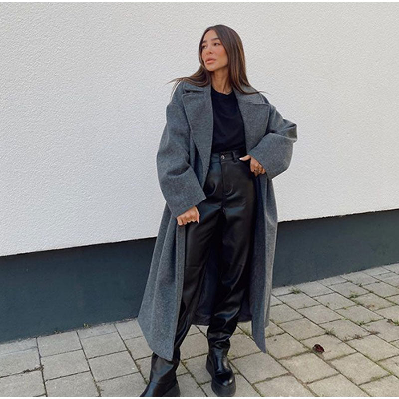 Abbigliamento femminile: cappotto lungo doppiopetto, un must-have per l'inverno.