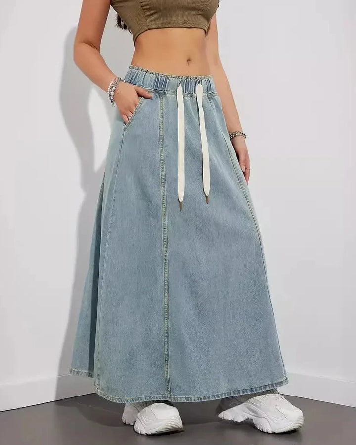 Dettaglio gonna maxi donna con tasche laterali e vita elasticizzata, evidenziando il taglio fluido e pratico.