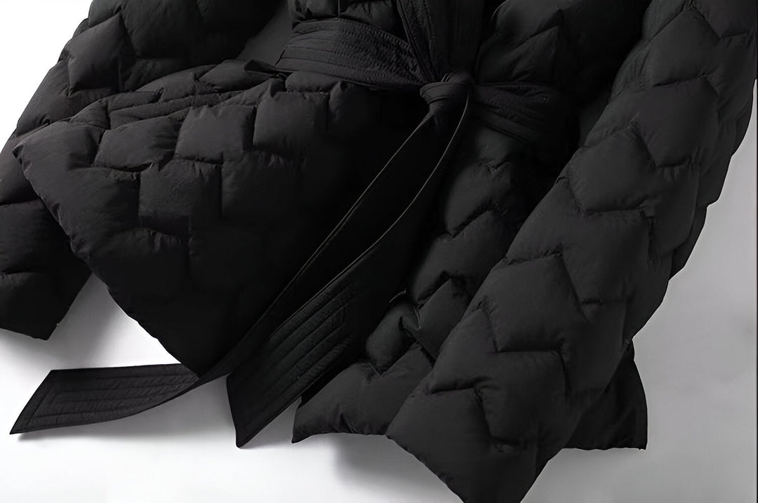 Giacca invernale trapuntata nera da donna, calda e confortevole. Stile elegante e versatile per l'autunno.