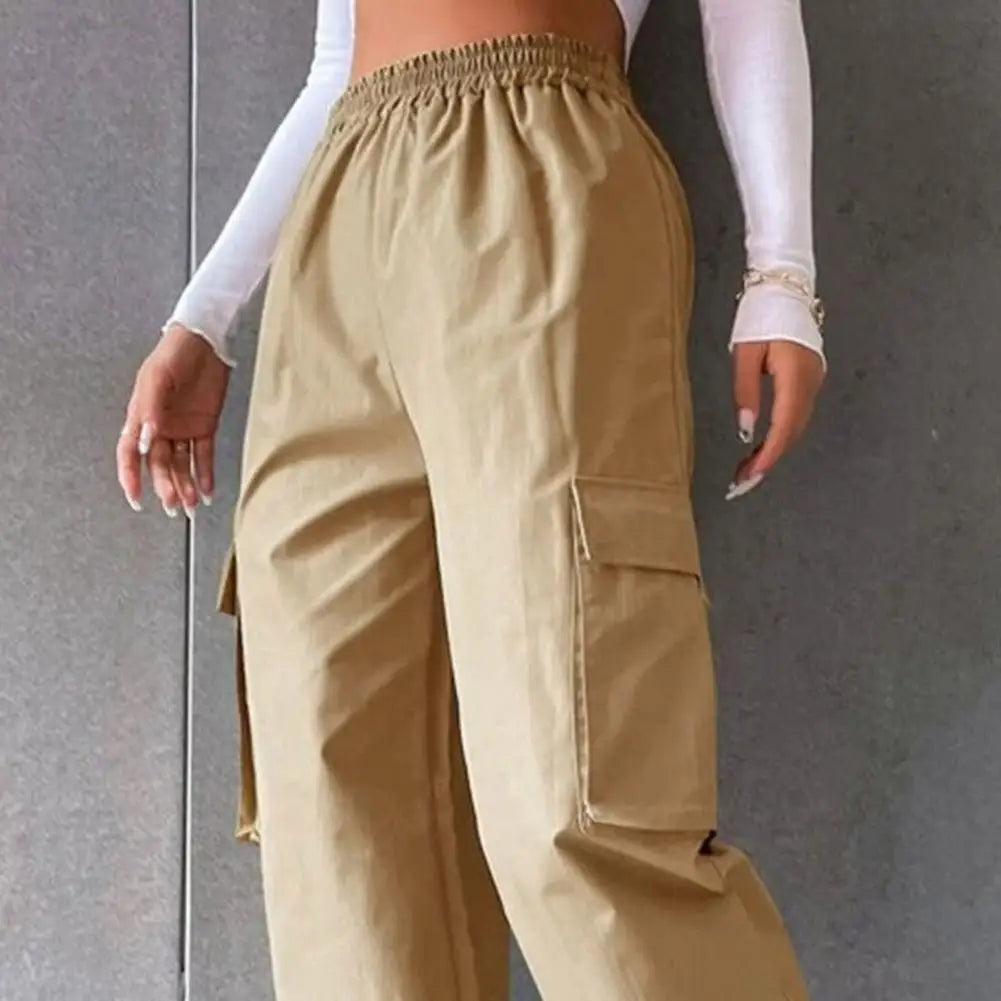 Pantaloni cargo donna verdi militari, vita elasticizzata e vestibilità sportiva, trendy e versatili.
