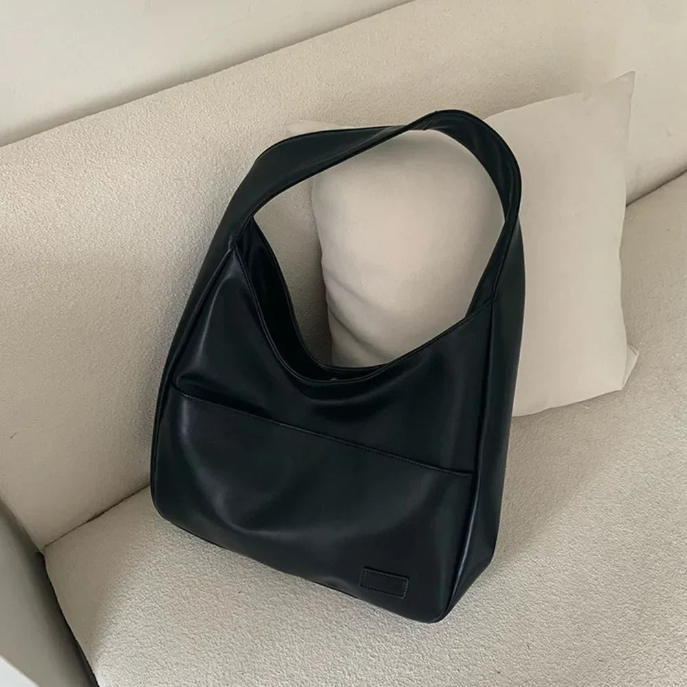 Borsa a tracolla da donna grande in similpelle nera, perfetta per un look elegante e spazioso. Accessorio moda.