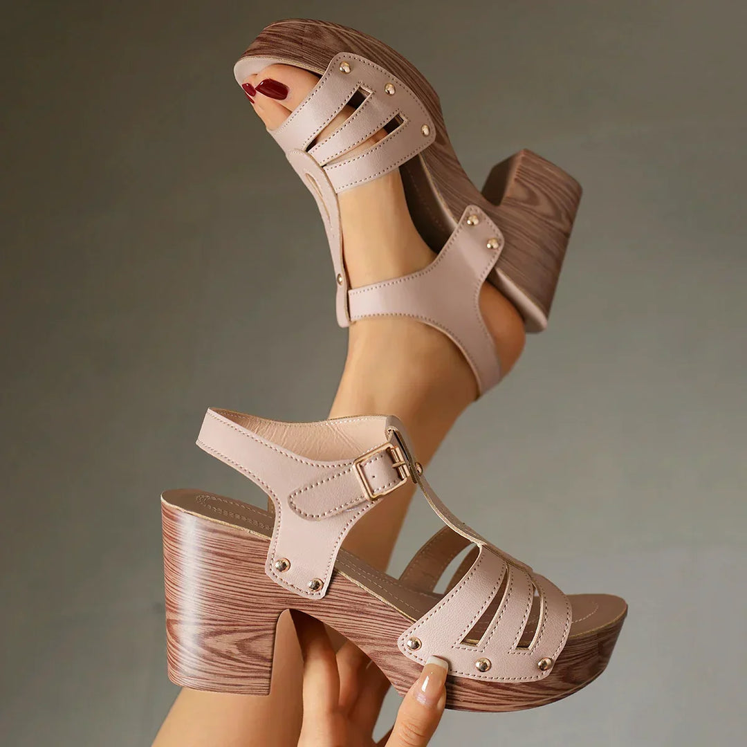 Calzature estive donna: sandali con plateau e tacco a blocco, per vacanze e outfit.