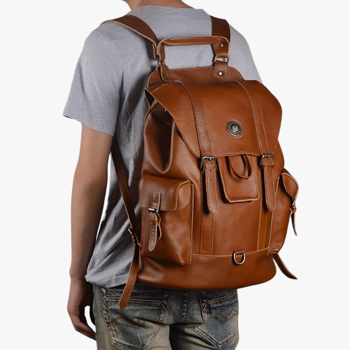 Zaino da viaggio uomo adulto con numerose tasche interne ed esterne per organizzare al meglio i tuoi effetti.