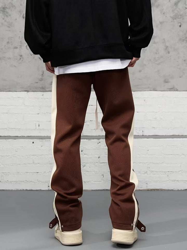 Pantaloni uomo neri a gamba dritta, con banda laterale bianca e vita elasticizzata, ideali per streetwear.