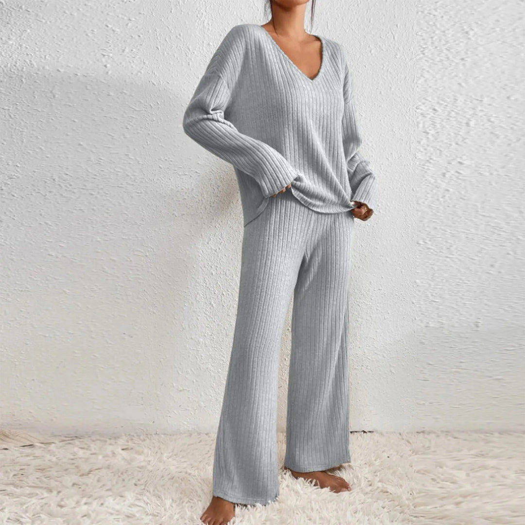 Completo donna in maglia due pezzi, stile comodo e versatile per abbigliamento casa e relax.