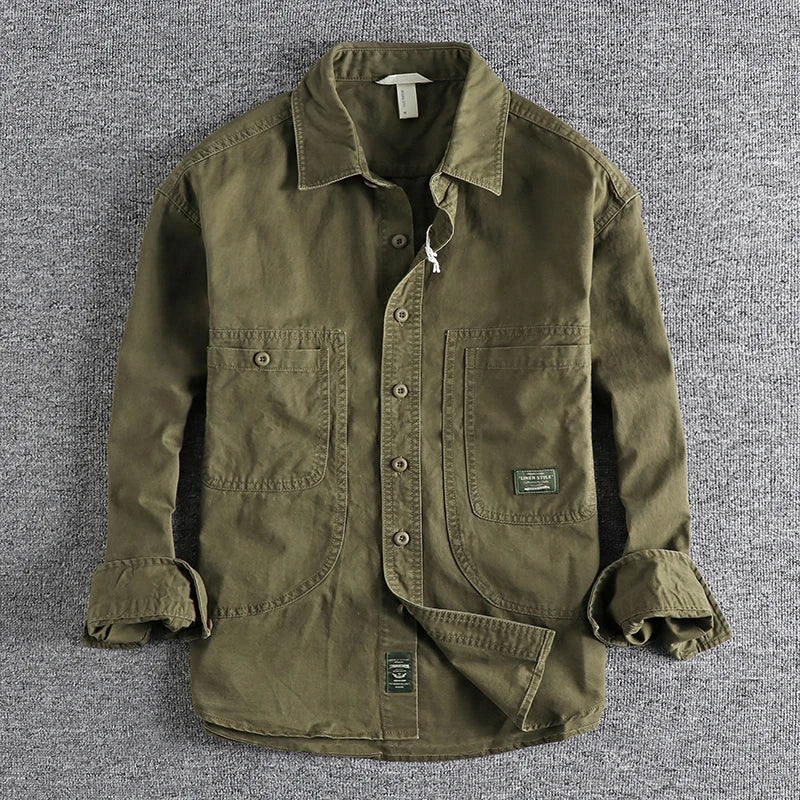 Camicia uomo casual a maniche lunghe, stile vintage lavato, perfetta per abbigliamento maschile di tendenza.