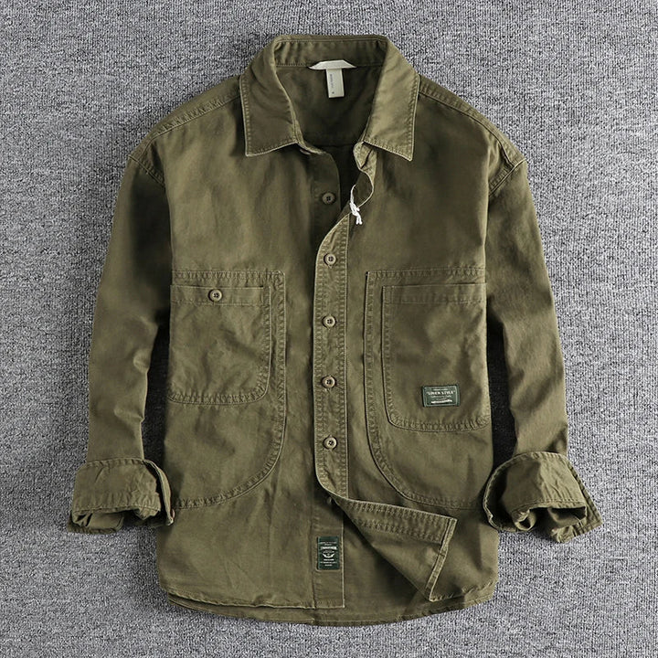 Camicia uomo casual a maniche lunghe, stile vintage lavato, perfetta per abbigliamento maschile di tendenza.