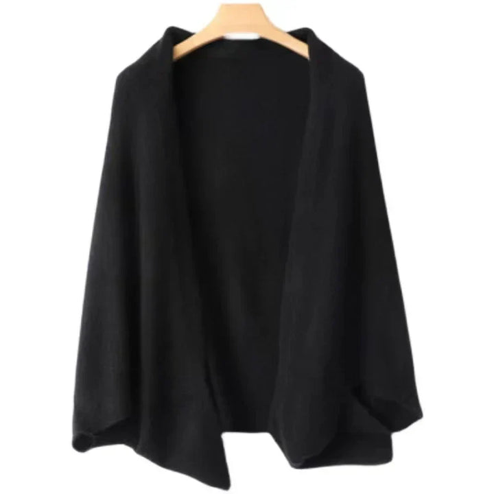 Elegante cardigan nero donna oversize con collo a scialle, ideale per look a strati e comfort.