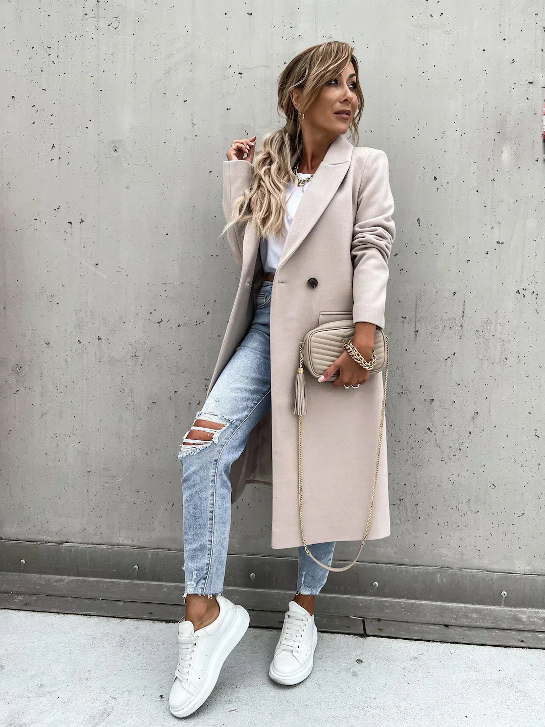 Cappotto lungo donna color khaki, chic e versatile per l'autunno e l'inverno.