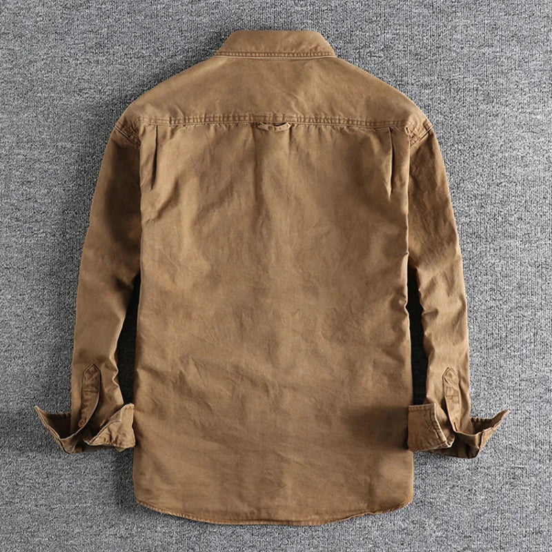 Dettaglio di camicia uomo a maniche lunghe con effetto lavato, stile rilassato per moda e abbigliamento maschile.