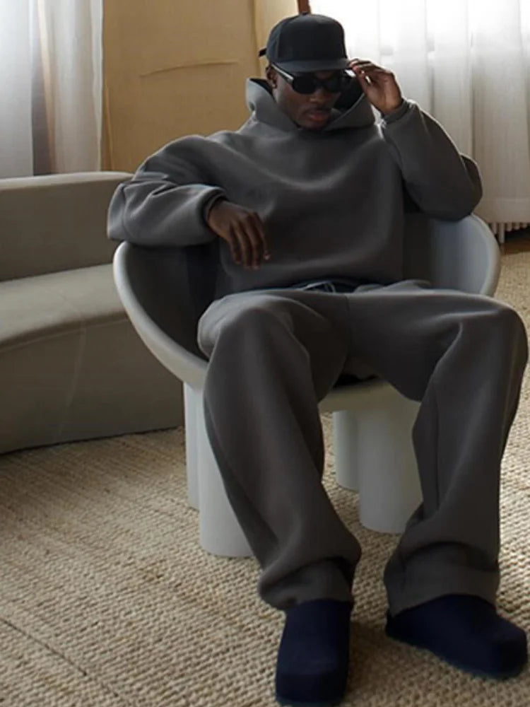 Tuta uomo con felpa oversize e jogger, set completo per un comfort sportivo ed elegante.