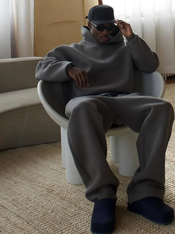 Tuta uomo con felpa oversize e jogger, set completo per un comfort sportivo ed elegante.